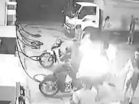 Nhóm thanh niên giễu cợt, cười đùa châm lửa hút thuốc gây cháy ở cây xăng bị xử phạt