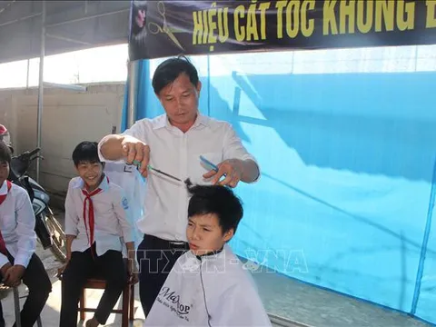 Ấm áp 'tiệm cắt tóc không đồng' dành cho học sinh nghèo