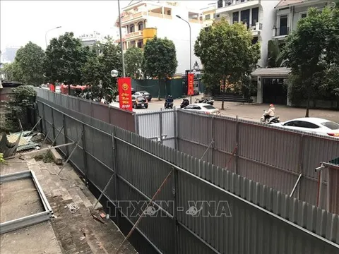 Dựng hàng rào chắn mới chờ phương án phá dỡ giai đoạn 2 toà nhà 8B Lê Trực
