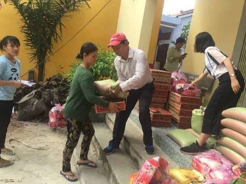 Báo Kinh doanh & Pháp luật và các mạnh thường quân trao quà Tết ở Ba Tri, Bến Tre
