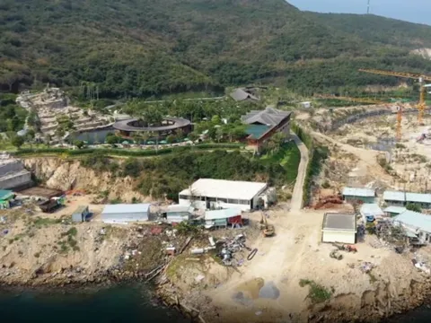 Công trình không phép lấp đất, đá lấn vịnh Nha Trang, lỗi tại ai?