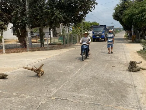 Kiến nghị chính quyền không được, người dân bức xúc chặn xe chở đất