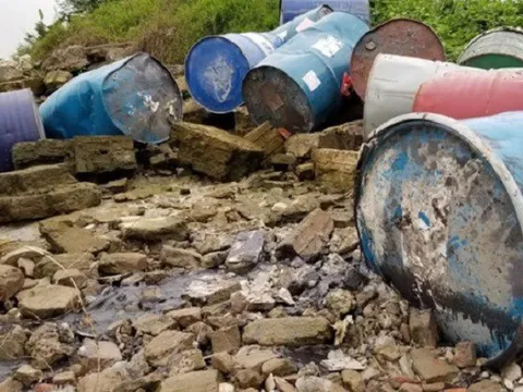 Đã xác định được thủ phạm đổ trộm hóa chất xuống sông Hồng