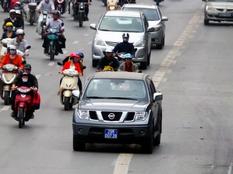 Hàng loạt xe biển xanh, có cả xe tỉnh, thành ủy vượt đèn đỏ bị 'điểm mặt'