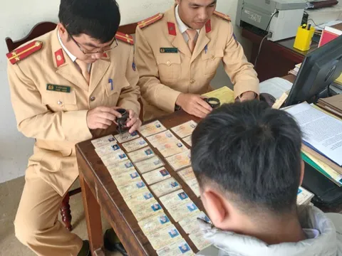 Thanh Hóa: CSGT huyện Quan Sơn thu giữ hàng trăm giấy phép lái xe giả