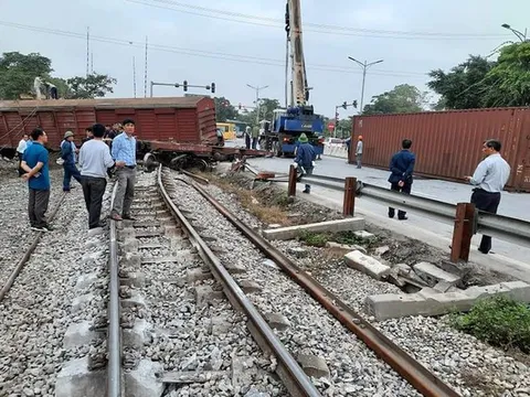 Sự cố tàu hàng trật bánh: Thông tuyến lại đường sắt Bắc-Nam