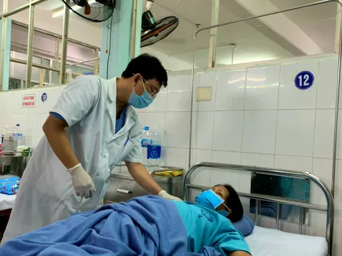 Bắt 2 con sán lá gan lớn còn sống trong ống mật chủ bệnh nhân bằng nội soi ngược dòng