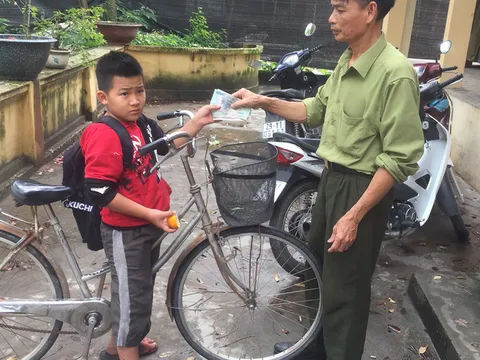 Hà Nội: Học sinh lớp 4 nhặt được khoảng 3 triệu đồng liền đạp xe đến giao cho công an rồi mới chịu tới trường