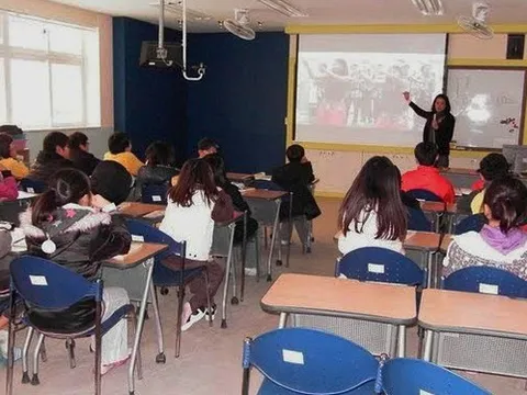 Học sinh lớp 4 khóc vì bị cô giáo nói là ngớ ngẩn do làm Toán sai
