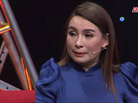 Phi Nhung bật khóc: Tôi quá cực khổ, phải tự lái xe đi sinh con một mình