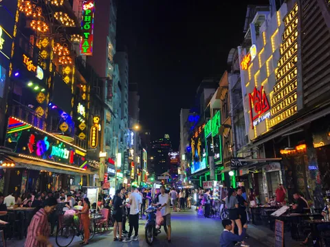 Các hoạt động dịch vụ ở TP.HCM được mở cửa trở lại từ 9/3 trừ karaoke, quán bar, vũ trường