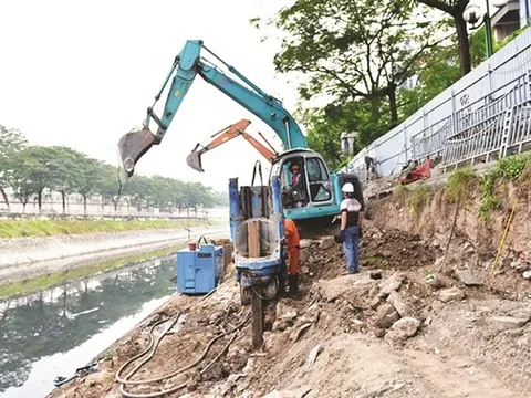 Nỗ lực thi công cống bao sông Tô Lịch