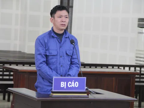 Nhìn thấy ảnh thân mật của vợ cùng người đàn ông khác, chồng dùng dao cứa cổ vợ