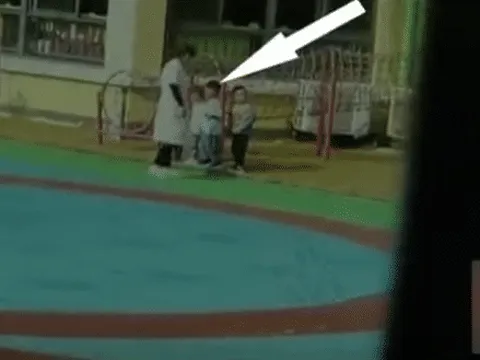 Phát hiện giáo viên kéo xềnh xệch con trai ra một góc, bà mẹ tức giận gọi điện, nhưng nghe giải thích lại quay ra xin lỗi