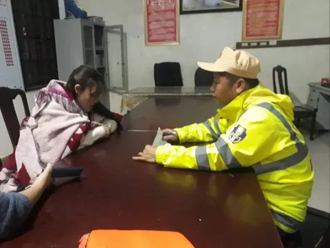 Lao mình xuống sông Hương cứu người bị nạn giữa đêm đông