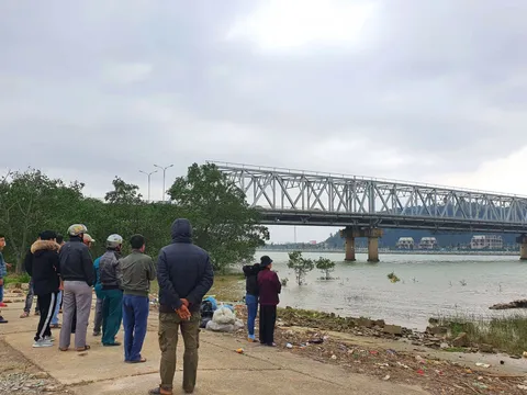 Hai bố con quỳ gối bên sông chờ đợi do nghi người mẹ nhảy cầu
