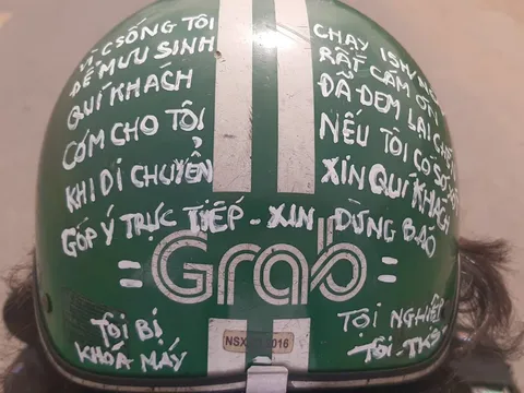 Bắt xe về quê ngày đầu năm, thanh niên 'lặng người' khi thấy dòng chữ viết kín mũ bảo hiểm của bác xe ôm