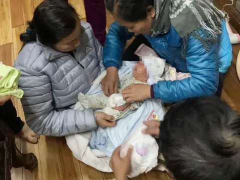 Bé trai sơ sinh kháu khỉnh bị bỏ rơi ở cổng chùa giữa trời giá rét