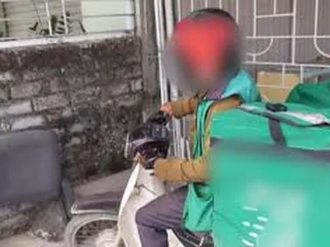 Dãi nắng dầm mưa đi giao hàng, thứ bên trong rổ của chú shipper khiến dân mạng xót xa