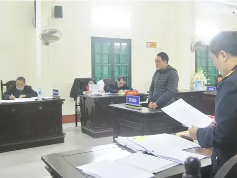 Xét xử vụ xe rác cán tử vong nam sinh ở Hà Nội: Ông nội nạn nhân mang hoa trắng đến tòa mong công lý được thực thi