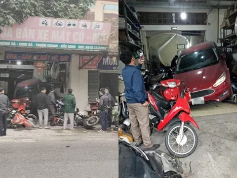 Pha lùi xe bất cẩn khiến cả chiếc ô tô nằm gọn trong hàng sửa xe bên đường