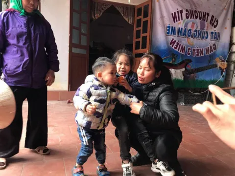 Truy tìm người cha trong giấy khai sinh của 2 cháu bị bị bỏ rơi trên bờ đê trong cái lạnh 10 độ C