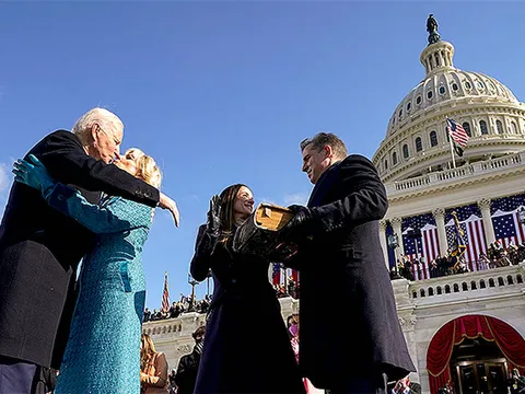 Những khoảnh khắc ngọt ngào của Tổng thống Joe Biden và vợ trong ngày nhậm chức