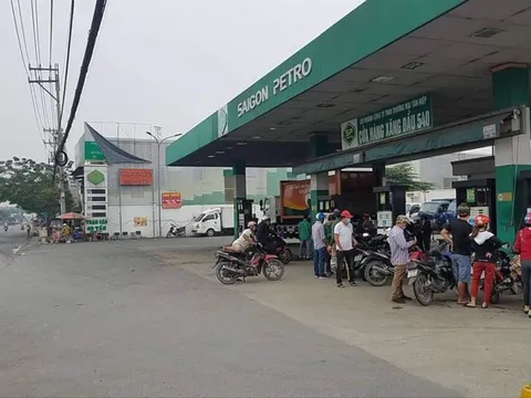 2 nhóm thanh niên nổ súng bắn nhau, 'đạn lạc' cắm trúng người đi đường