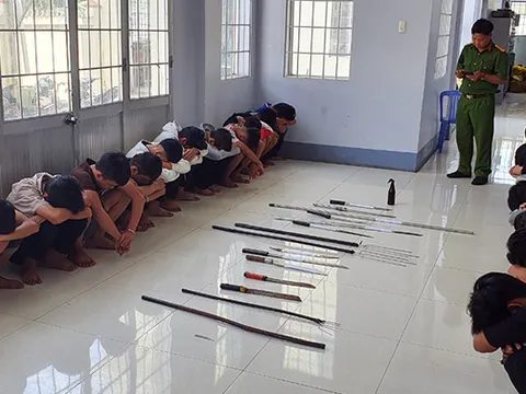 Mâu thuẫn trong lúc chơi game, 40 thanh thiếu niên cầm hung khí đuổi chém nhau gây náo loạn