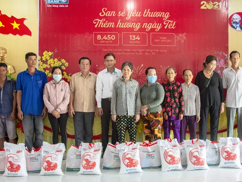 Kiên Giang: Phòng giao dịch Ngân hàng TMCP Kiên Long - Vĩnh Thuận tặng 50 suất quà Tết cho người nghèo