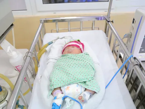 Tìm người thân cho bé gái sơ sinh bị bỏ rơi tại Long Biên - Hà Nội