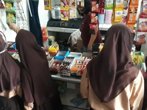3 nữ sinh đầu độc bạn cùng lớp vì ghen tị điểm số