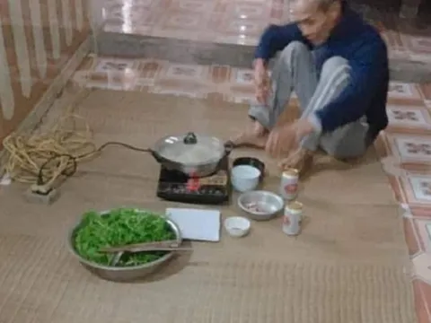 Rơi nước mắt hình ảnh cha già ngồi bên nồi lẩu vì con không về ăn Tết