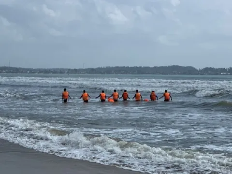 Lao ra biển cứu học sinh bị đuối nước, bảo vệ nhà hàng mất tích
