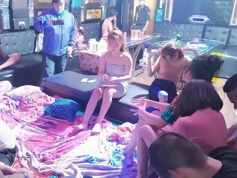 Hàng chục nam, nữ thanh niên 'bay lắc' trong quán karaoke bất chấp lệnh cấm để phòng dịch COVID-19