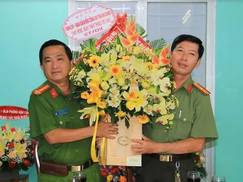 Phó Giám đốc Công an tỉnh An Giang thăm hỏi, chúc mừng cán bộ y tế nhân ngày thầy thuốc Việt Nam