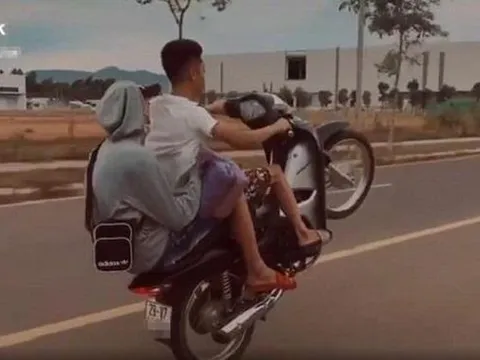 Nhóm thanh niên đi xe máy bốc đầu để quay đăng trên Tiktok