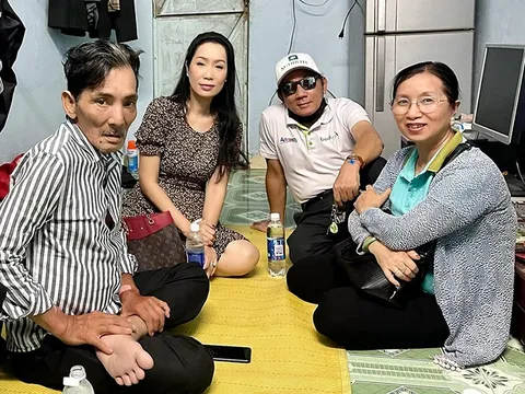 Vượt qua bạo bệnh, nghệ sĩ Thương Tín được tặng ô tô và số tiền 400 triệu đồng