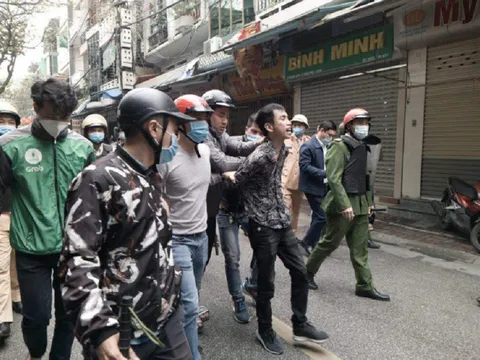 Nam thanh niên mang kiếm ra đường chém loạn xạ vào ô tô và nhà dân