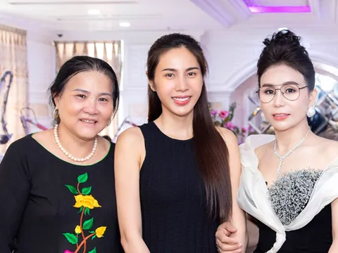 Thuỷ Tiên lần đầu cùng mẹ Công Vinh đi sự kiện, phần nào hé lộ mối quan hệ mẹ chồng nàng dâu