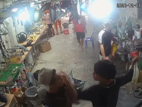 Nam thanh niên bị bạn đồng nghiệp cầm dao truy sát, chém gục vì 1 câu nói đùa