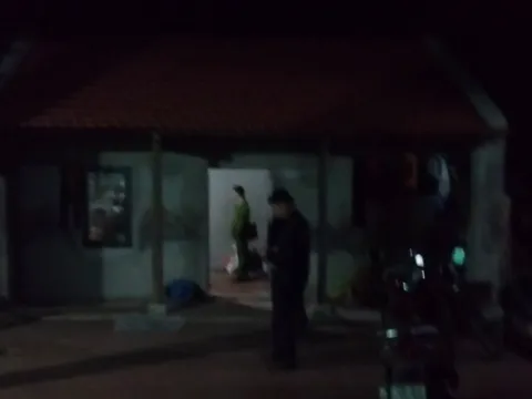 Gã đàn ông lẻn vào nhà hàng xóm cưỡng hiếp người phụ nữ bị tâm thần từ nhỏ