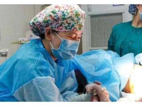 'Em không sinh đâu, đau quá!', chồng tát vợ bôm bốp khiến cả phòng sinh im phăng phắc