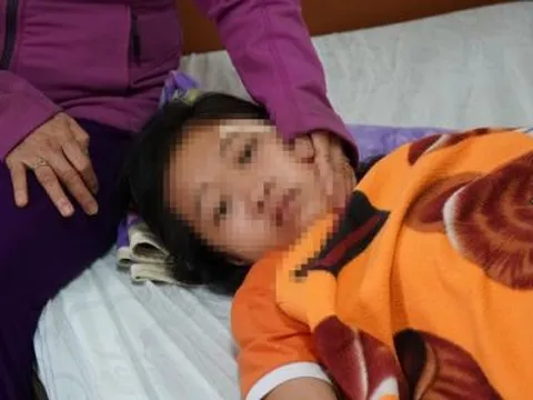 Nữ sinh lớp 7 bị nam thanh niên tấn công sau va quẹt giao thông: "Con lùi ra sau chạy mà không kịp"