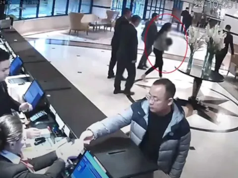 Người mẹ run rẩy bế đứa con không còn thở ở khách sạn và lý do đau lòng