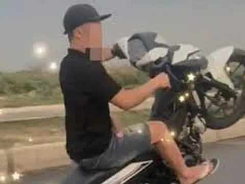 Nam thanh niên nhiều lần bốc đầu, chạy xe máy bằng 1 bánh rồi 'khoe' lên MXH bị phạt 9,2 triệu đồng