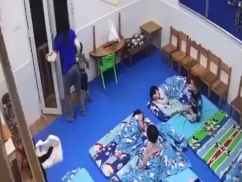Giáo viên bắt học sinh 3 tuổi đứng ngoài cửa giữa lạnh rét: 'Đây bài học đắt giá với tôi'