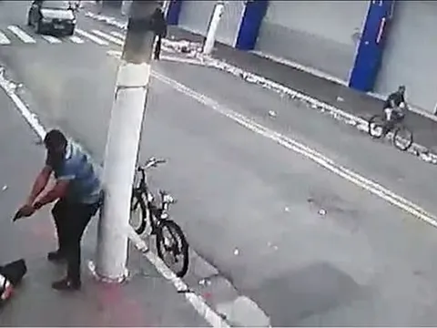 Kẻ sát nhân bắn chết người phụ nữ giữa đường, hành động sau đó càng thêm phẫn nộ