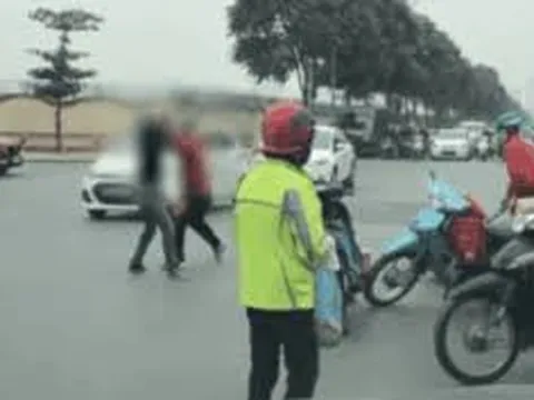 Clip: Hai người đàn ông đánh nhau giữa đường, cầm cả khóa chữ U đập vào đầu