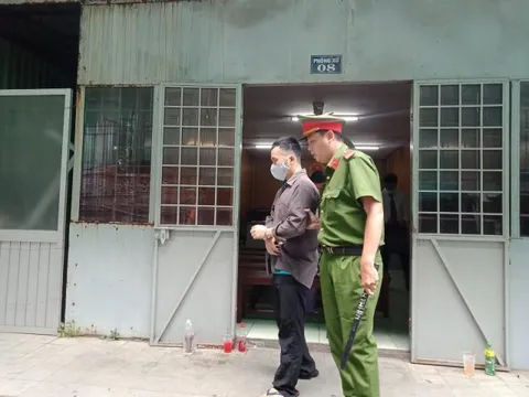 Nghi chồng mượn tiền của hàng xóm để cho bạn gái, vợ cầm dao đâm vào người mình tự tử